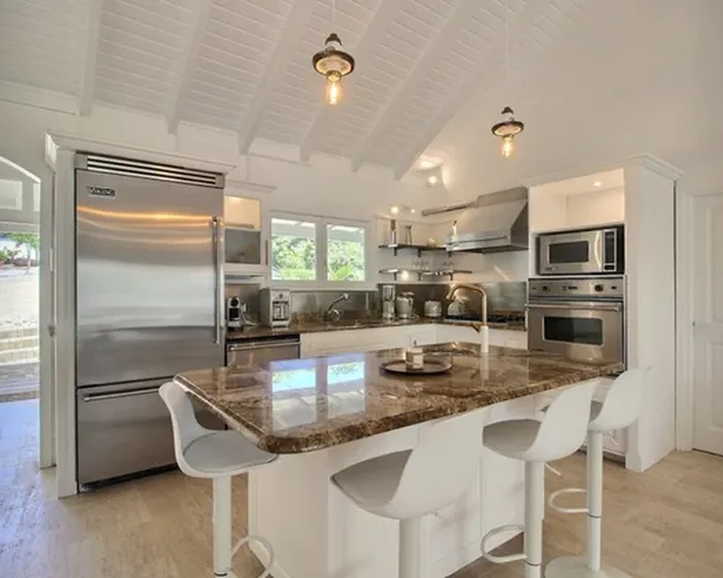 The equipped kitchen and its central island